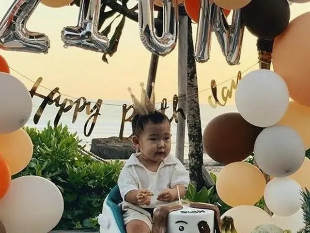 「AS」出身カヒ、バリで次男の満1歳の誕生日パーティー..次男もマイクをつかむ!