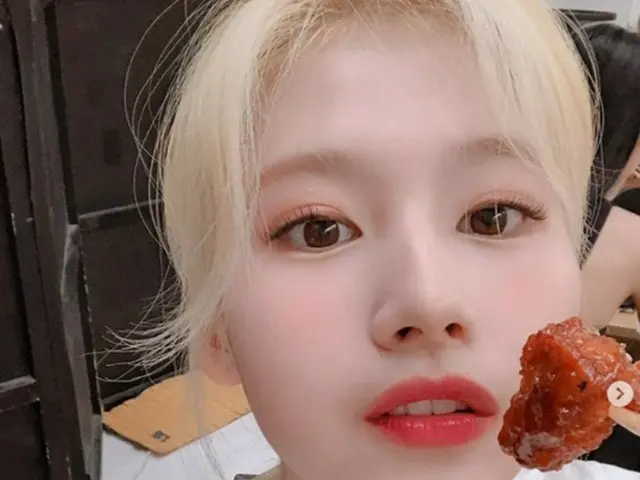 「TWICE」サナ、チキンを手にセルフショット公開…“チキン食べてます”