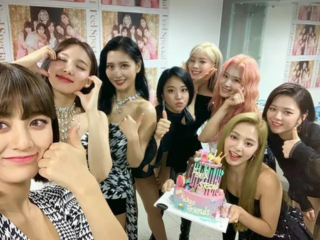 「TWICE」、さらに綺麗になった子の隣にもっと綺麗になった子..カムバックお祝いパーティー