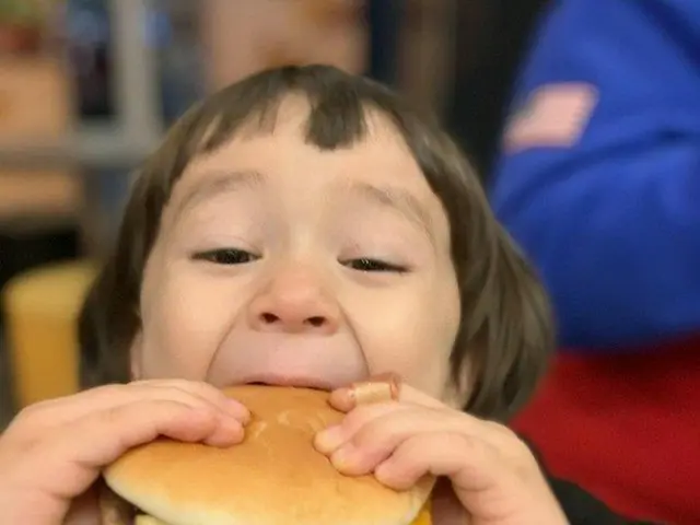 ウィリアムくん、顔くらいあるハンバーガーにかぶりつく..“こんなふうに食べてみたことある? もしかして?”