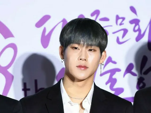 「MONSTA X 」ジュホン、飛行機でめまいの症状とコンディション乱調で病院へ……ツアー参加は未定”