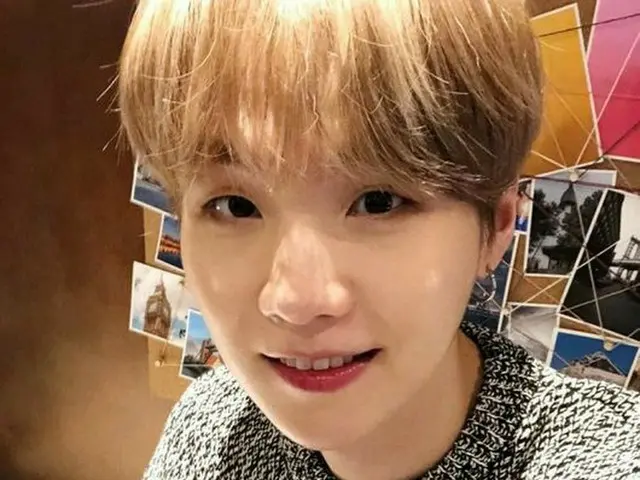 「防弾少年団(BTS)」SUGA、寒さ溶かす優しい笑顔であいさつ