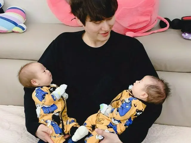 「SUPER JUNIOR」キュヒョン、双子の甥っ子を抱いて愛おしそうなまなざし..“甥っ子たちの満1歳の誕生日記念”