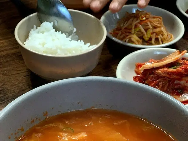 【韓国グルメ】龍山のヨモギ灸帰りローカルしかいない食堂で宴