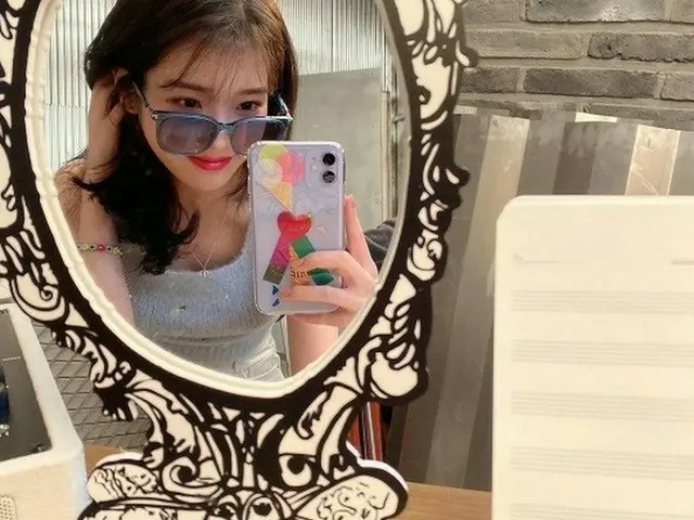 IU、ブルーからレトロスタイルのメガネまで完ぺきによく似合うね