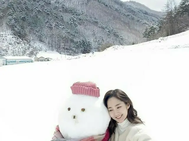 女優パク・ミニョン、雪だるまの隣で輝く清純美…今日も美貌がハードワーク☆