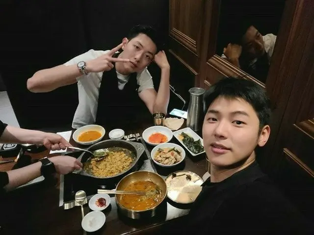 「CNBLUE」カン・ミンヒョク＆イ・ジョンシン、除隊後近況..2人で食事中