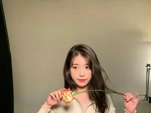 IU、花が花を持ってるね..花より美しい美貌