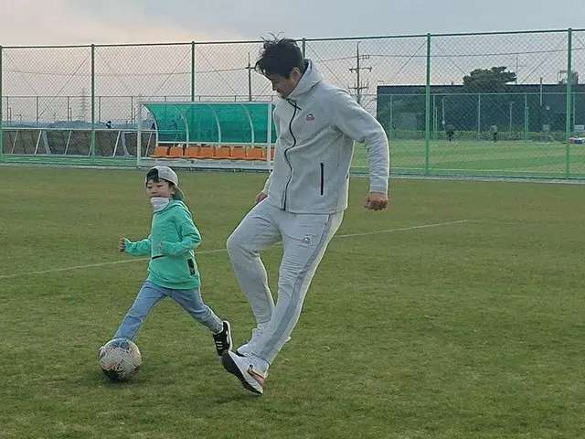 イ・ドングク選手＆シアンくん、サッカーするそっくり親子