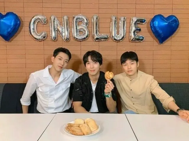 「CNBLUE」イ・ジョンシン、ジョン・ヨンファ＆カン・ミンヒョクとのスリーショットを公開...一堂に会した「CNBLUE」