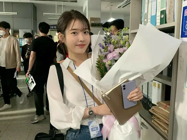 IU、パク・ソジュンと息を合わせる映画「ドリーム」の撮影現場で“誕生日祝い受けた”