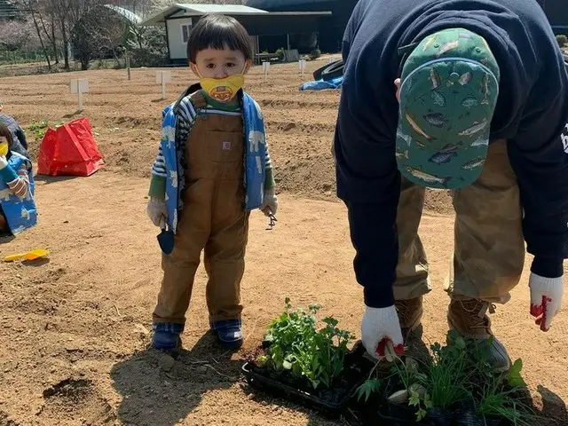 ベントレーくん、サムパパと兄ウィリアムくんと週末農場へ...“長靴はいたカワイ子ちゃん”