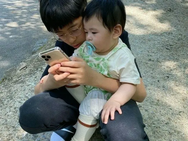 “お兄ちゃんっこ、こっそり撮るのに成功”…チャン・シニョン♥カン・ギョンジュン、2人の息子の兄弟愛にほっこり