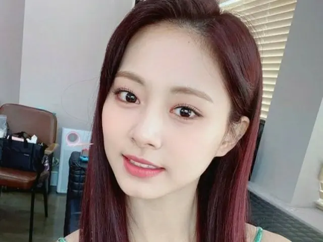 「TWICE」ツウィ、“一人で髪を縛ってみた”…人形美貌アップグレード