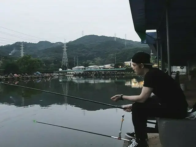 ジェジュン、釣りを楽しむ日常公開！”今日は淡水の釣りに行ってきました。一匹しか釣れなかったけど小さすぎて放しました”